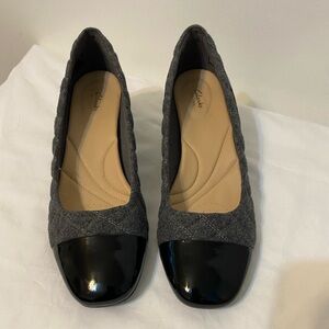 Clarks Artisan Black Patent Leather Grey Quilted Pumps